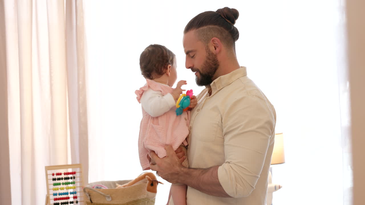 bebé, padre y familia con una niña
