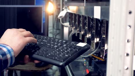 proceso de minería de criptomonedas controlado por un profesional masculino