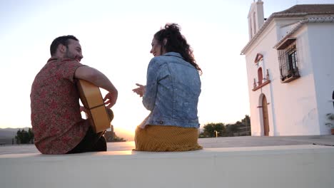 Mujer-Irreconocible-Aplaudiendo-Al-Guitarrista-Masculino.