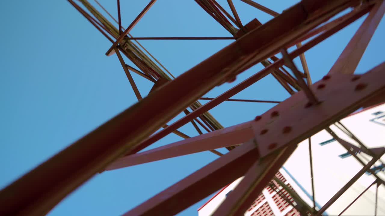 금속 구조의 고대 포르투갈 공장 건물 외관