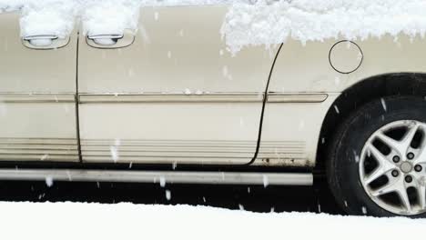 Camioneta-Familiar-Atrapada-En-Heladas-Nevadas-Extremas