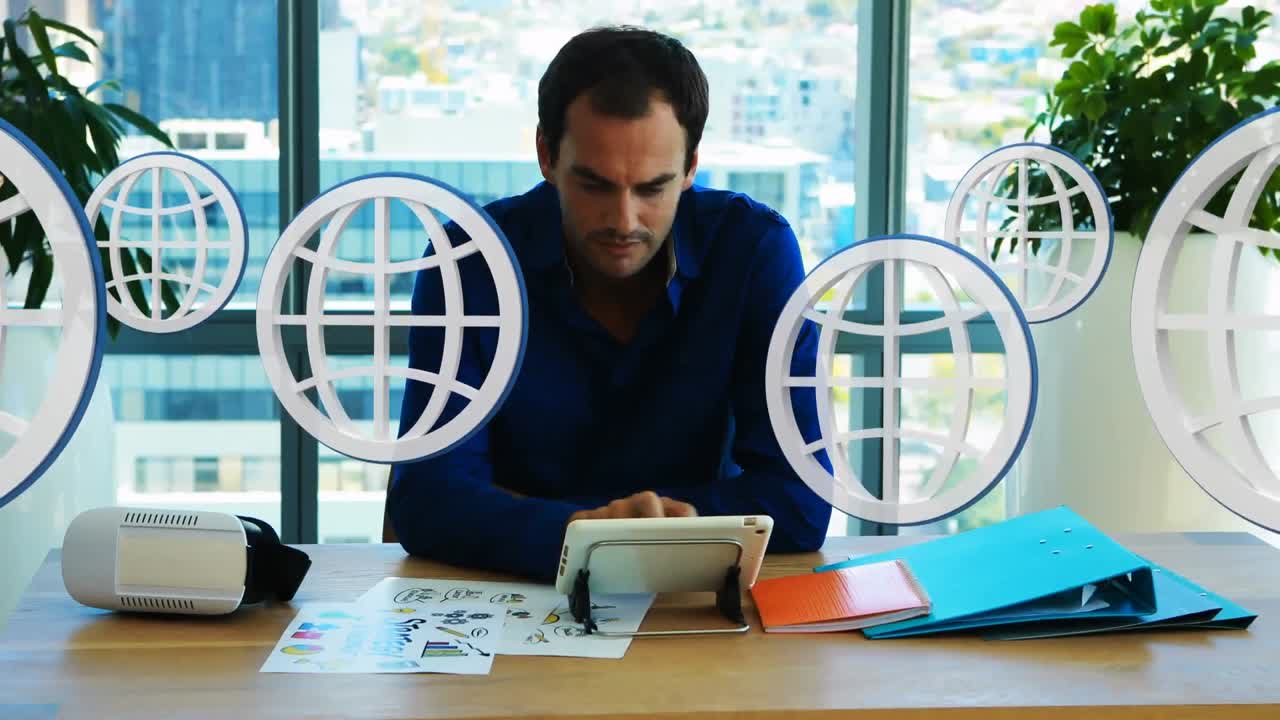 animación de iconos del globo volando sobre un hombre usando su tableta en casa