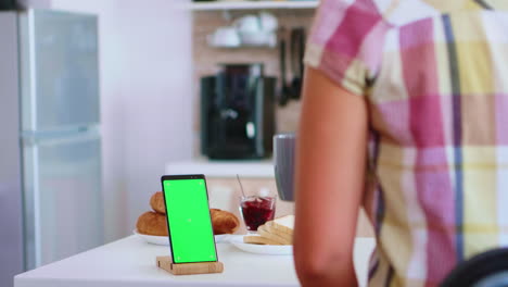 Mujer-Mirando-Un-Teléfono-Inteligente-Con-Pantalla-Verde