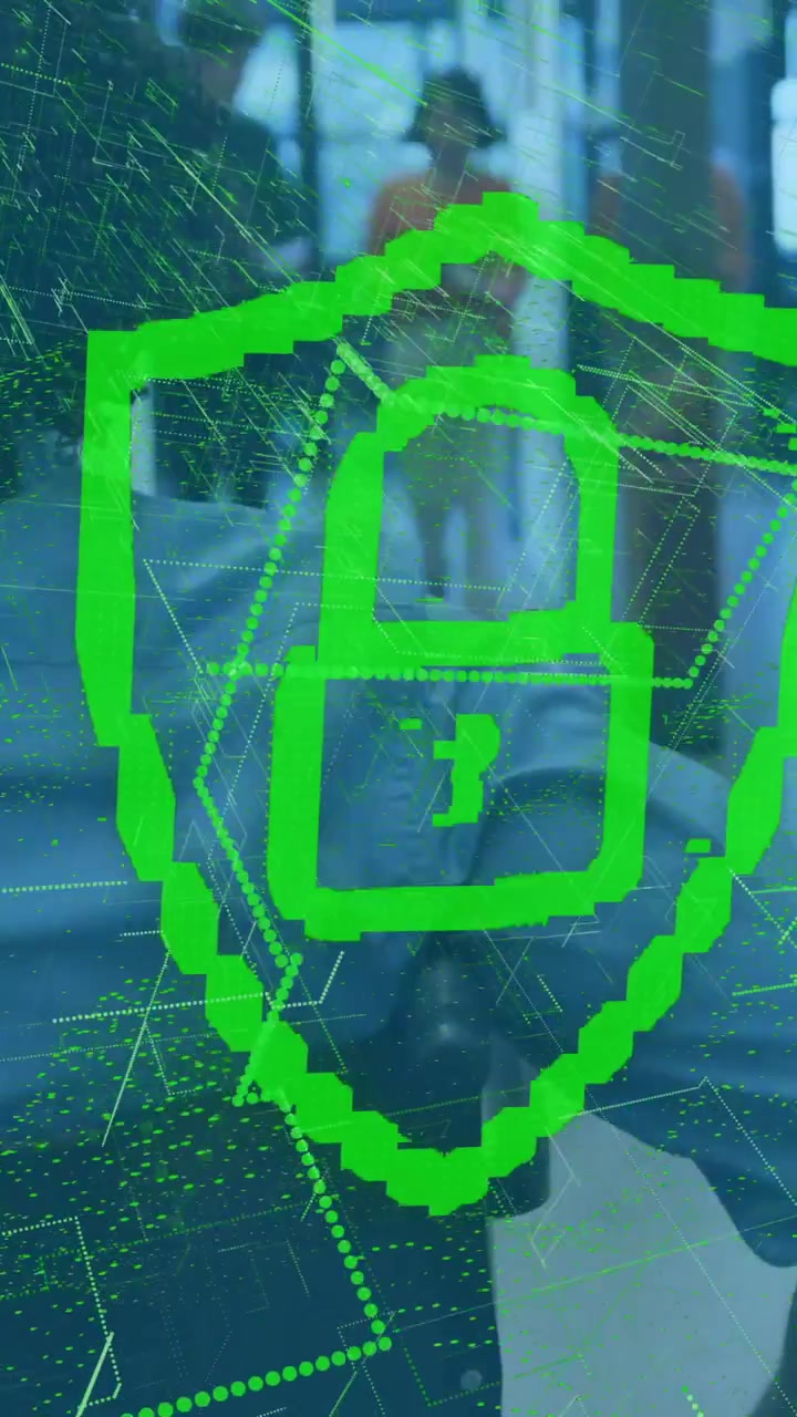 Animazione di scudo di cybersecurity su persone che lavorano in ambiente d'ufficio