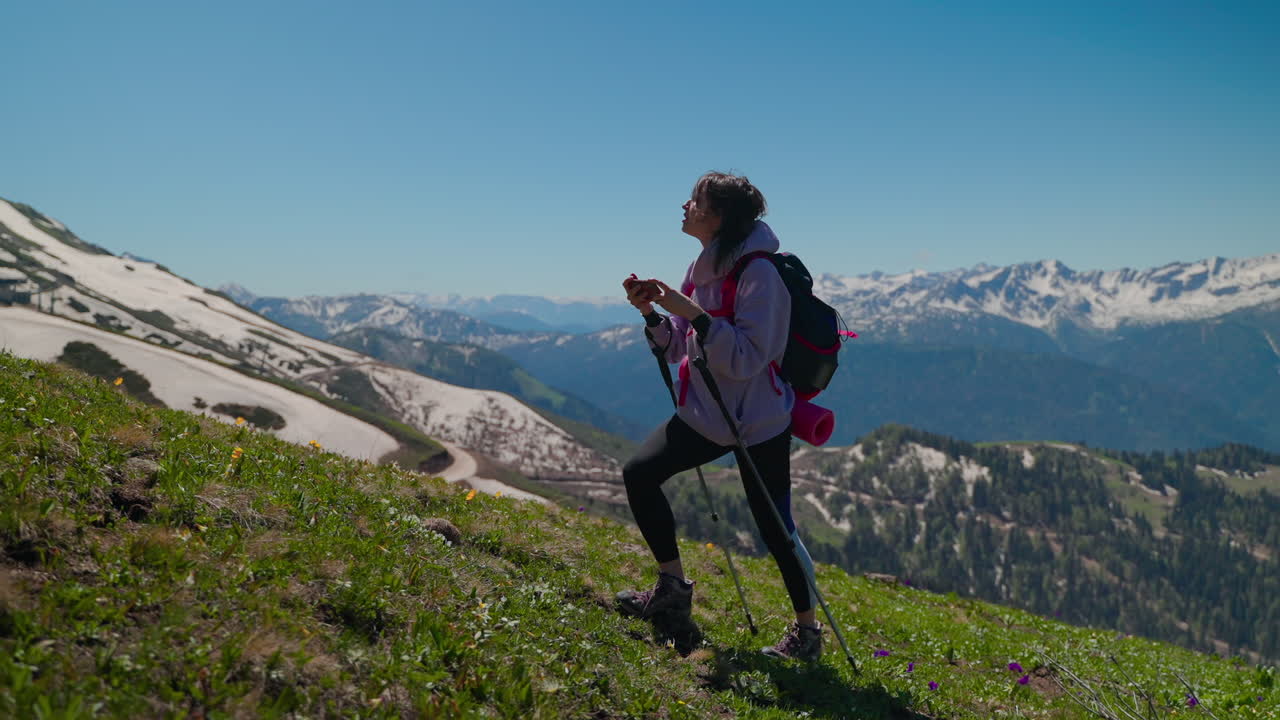 mujer haciendo senderismo en las montañas