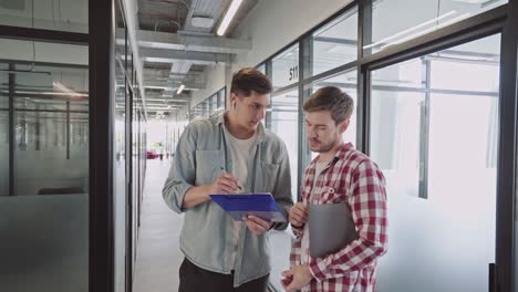 jóvenes empleados de oficina discutiendo el diseño de proyectos en la oficina, trabajo en equipo empresarial