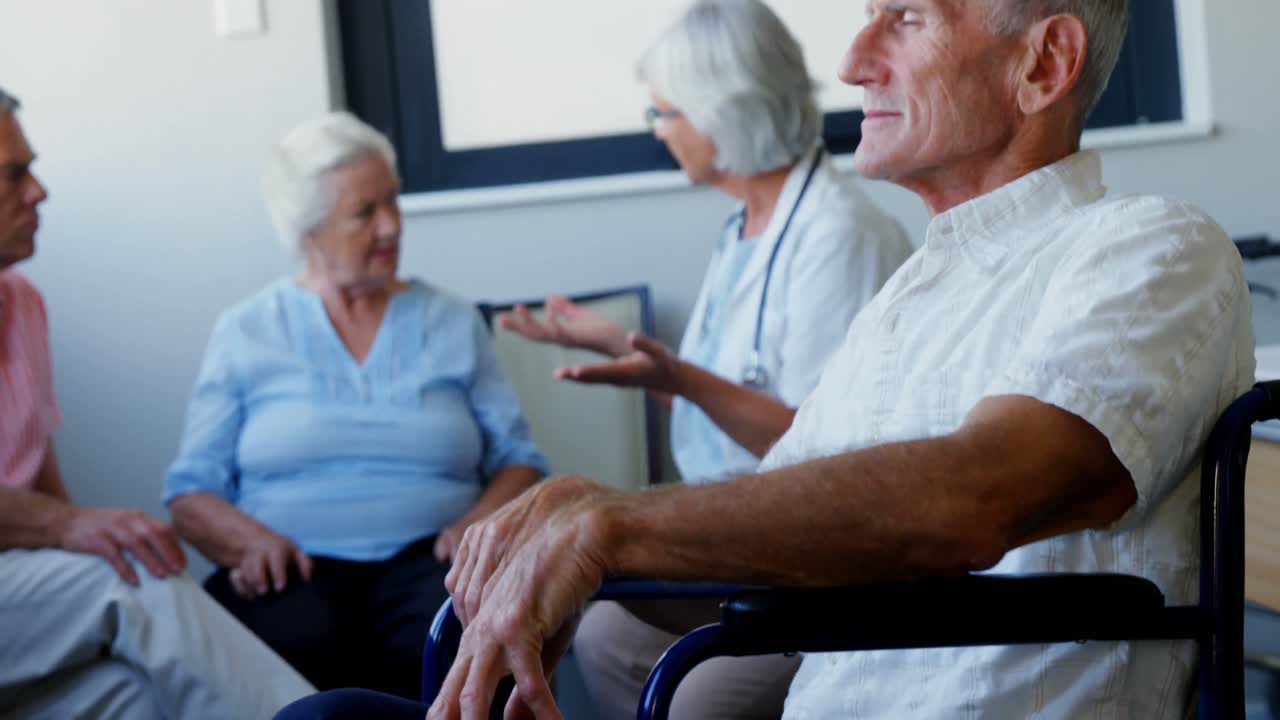 Médico e idosos interagindo 4k