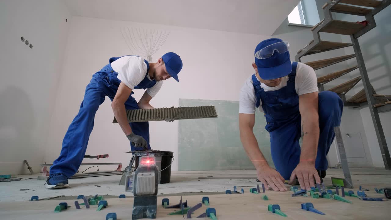 セラミックフロアタイルの設置 - パーツの測定とカット - 建設,改修,修理アパート - タイルをカットする - タイルのカット