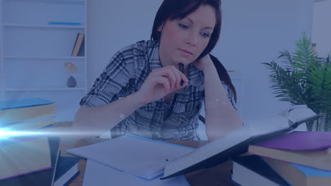 animación de la luz sobre una mujer caucásica escribiendo en un cuaderno