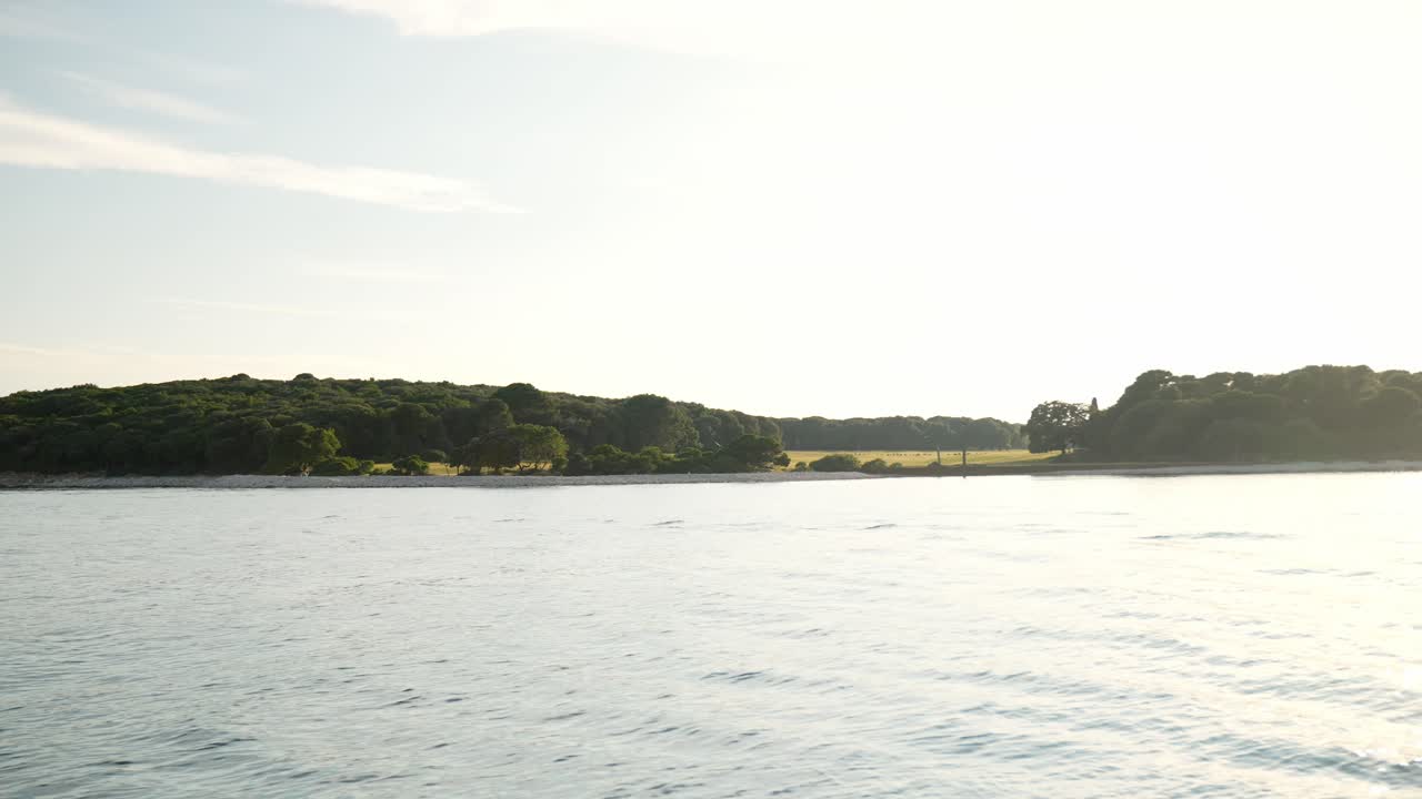 크로아티아 의  ⁇ 라 근처 의 해안선 은 매우 평온 한 아드리아 해 에서 볼 수 있다