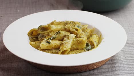pasta de penne con pesto