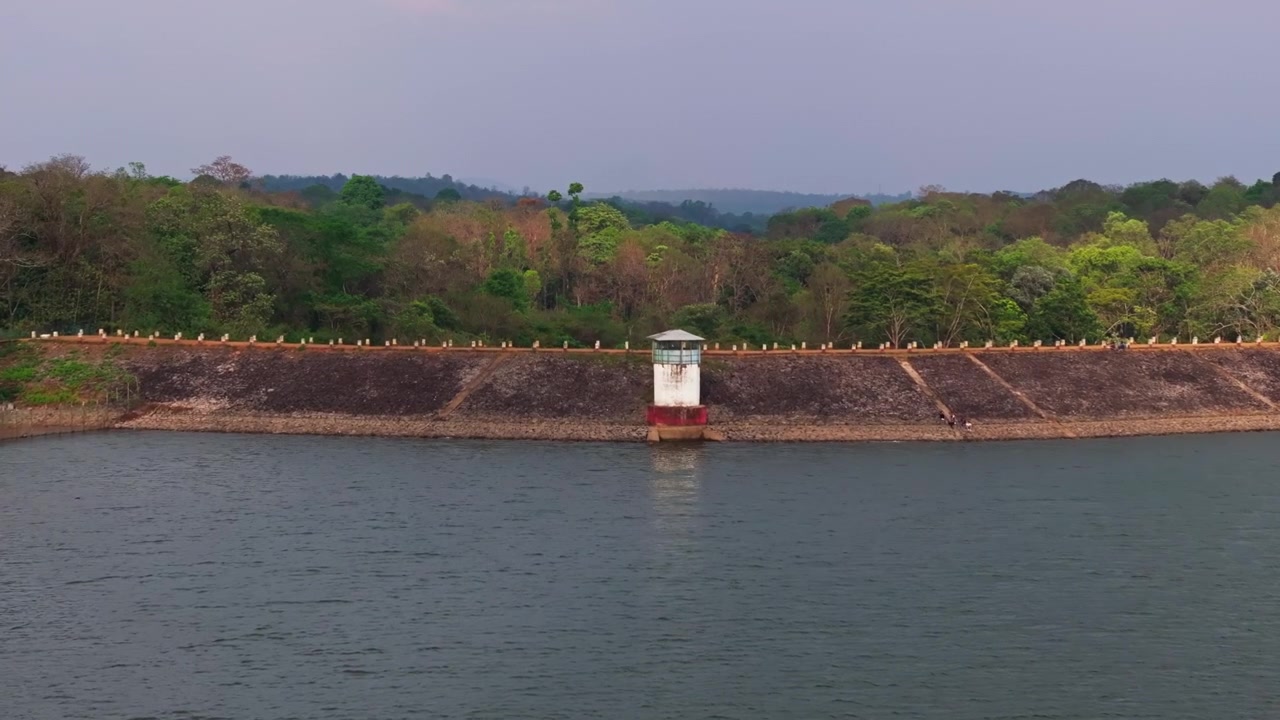 Bacino idrico di Chiklihole con torre di avvistamento e foresta di Attur a Coorg, Karnataka, India. Di giorno, ripresa con avvicinamento, ripresa con drone, 4K.