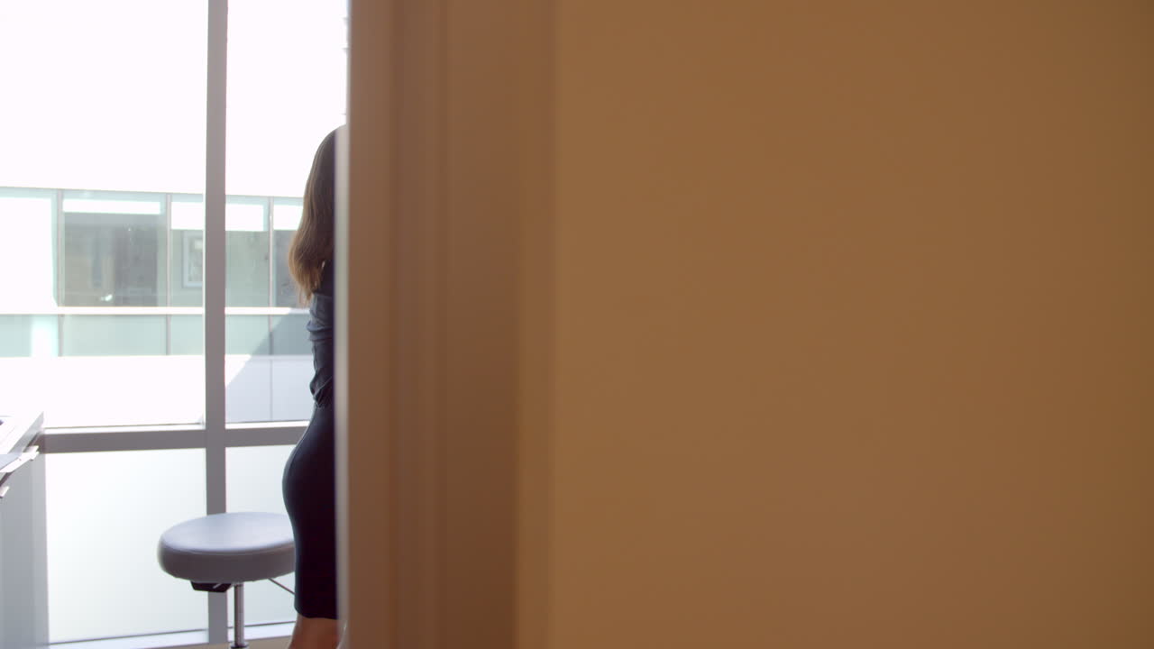 cirujano estético en consulta con la paciente femenina