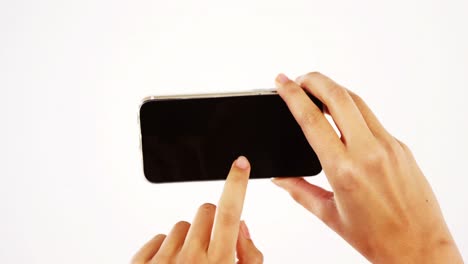 manos de una mujer usando un teléfono móvil