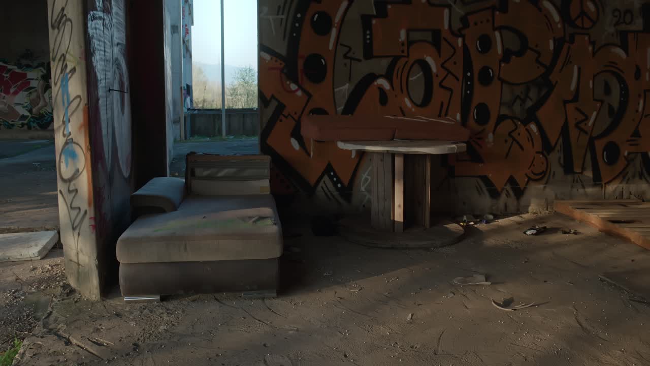 버려진 자그레브 병원의 그래피티 가운데 버려진 소파