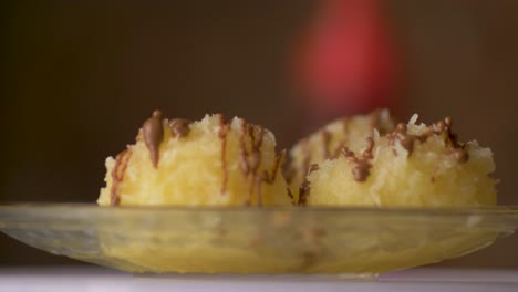 coco de desierto y chocolate hecho en casa en la mesa giratoria