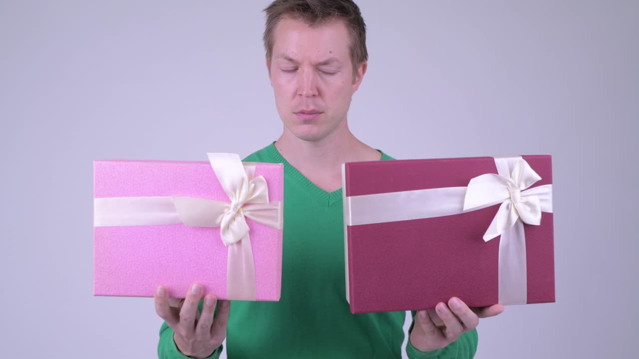 발렌타인 데이를 위해 준비된 젊은 잘생긴 남자