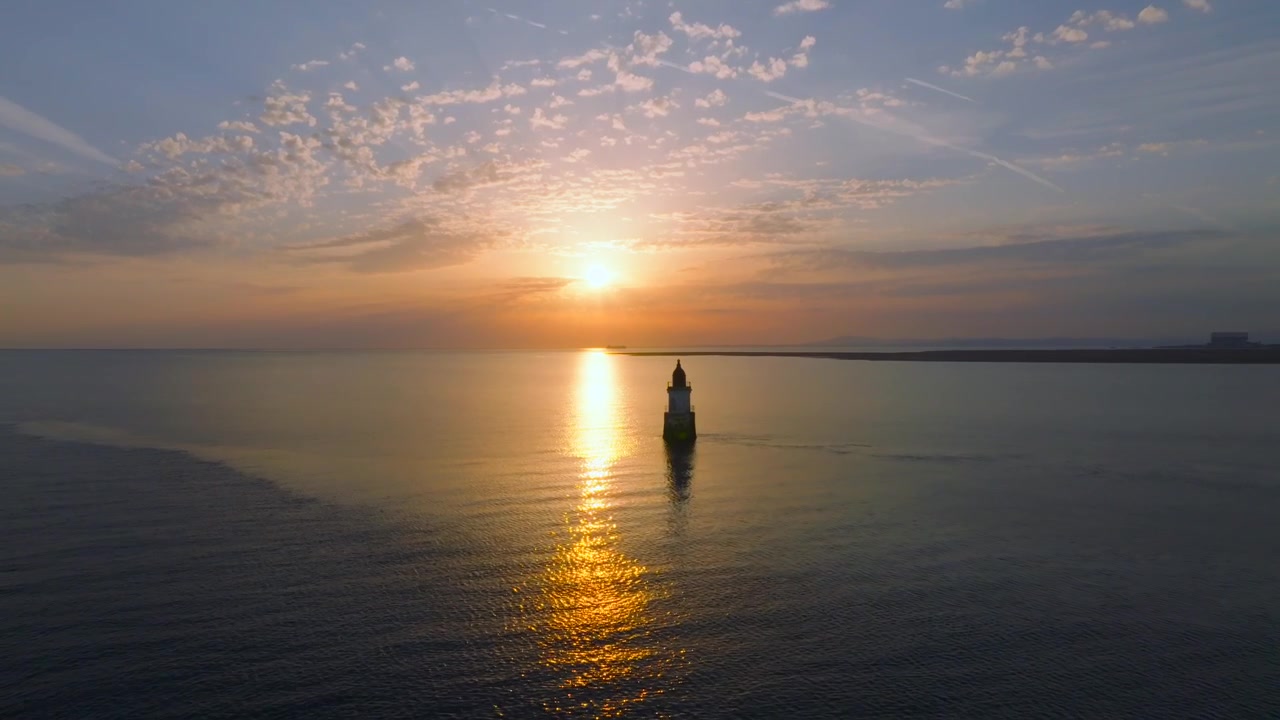 Faro abbandonato di Plover Scar. Baia di Morecambe, Lancashire, Regno Unito. Tramonto che illumina acque calme mentre gli uccelli marini volano