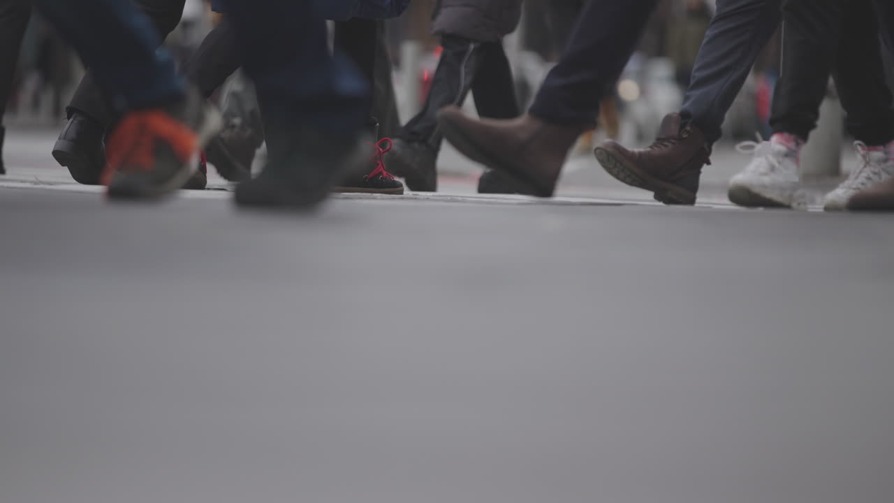 Una folla di persone che cammina per una strada della città