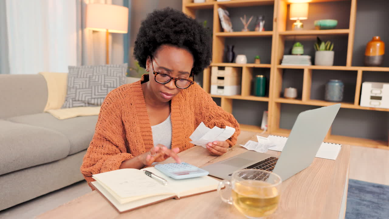 Donna confusa, stressata e frustrata