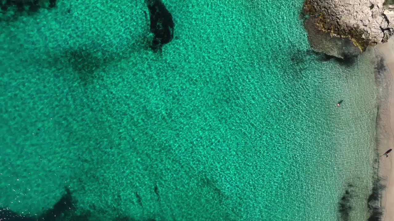 메노르카 스페인의 맑고 푸른 물이 있는 에스 탈라이어 처녀 해변의 공중 전망