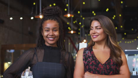 Retrato-De-Dos-Mujeres-Propietarias-De-Cafeterías-Paradas-En-El-Mostrador-De-Ventas