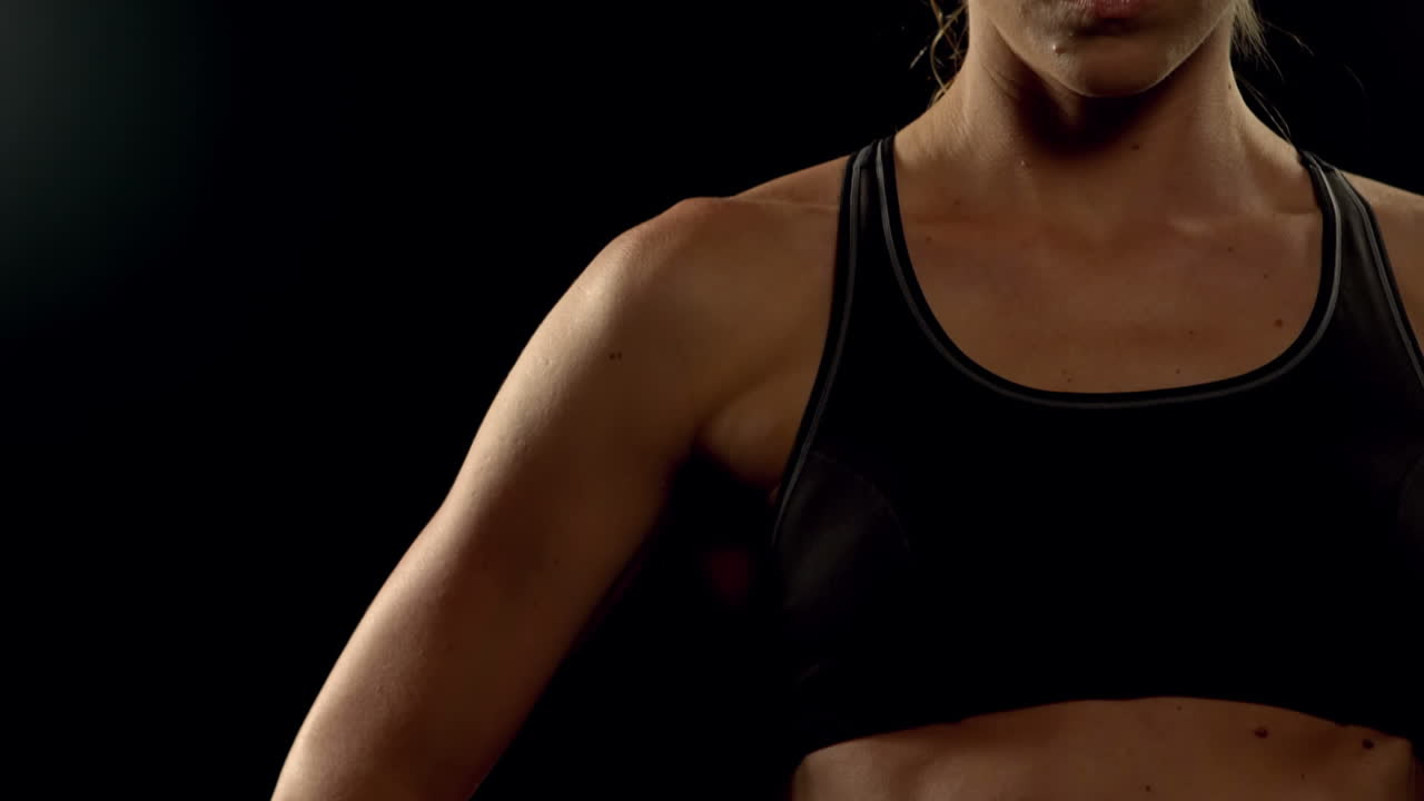 mujer mirando a cámara