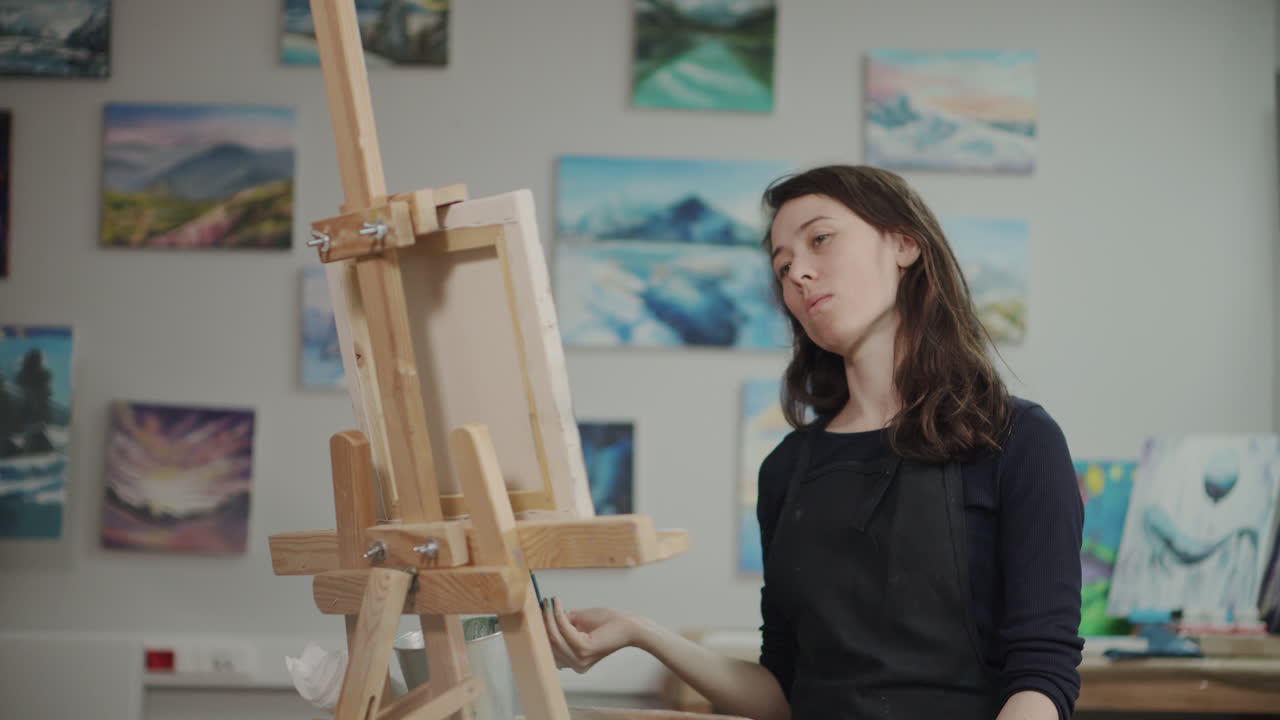 미술 스튜디오 에서 그림 을 그리는 여자