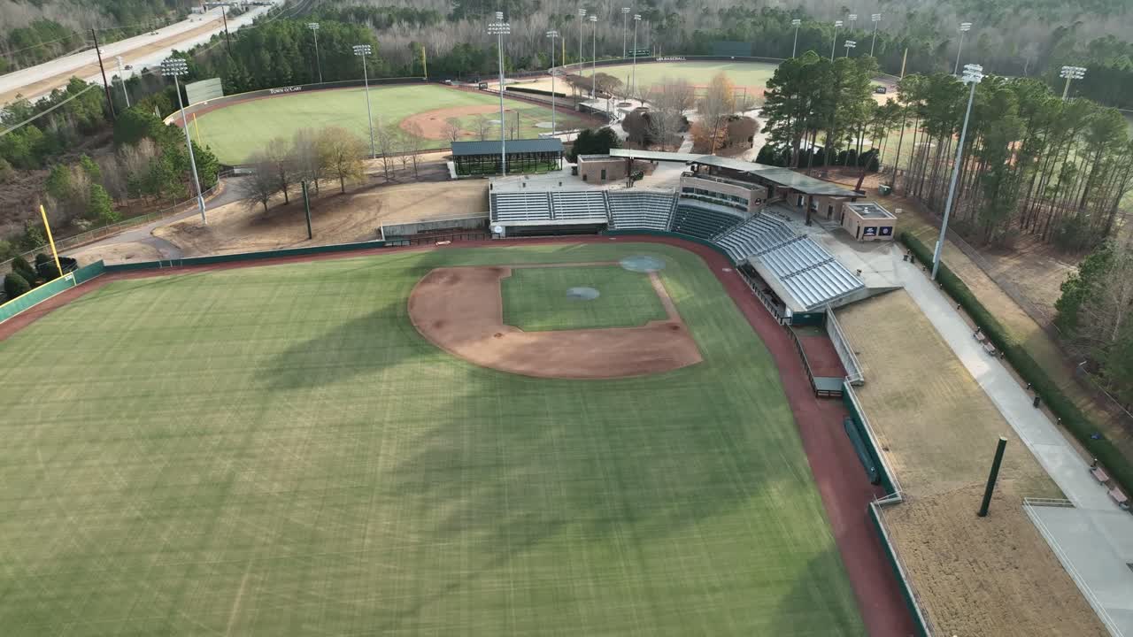 enfoque aéreo del estadio de béisbol desde el jardín izquierdo