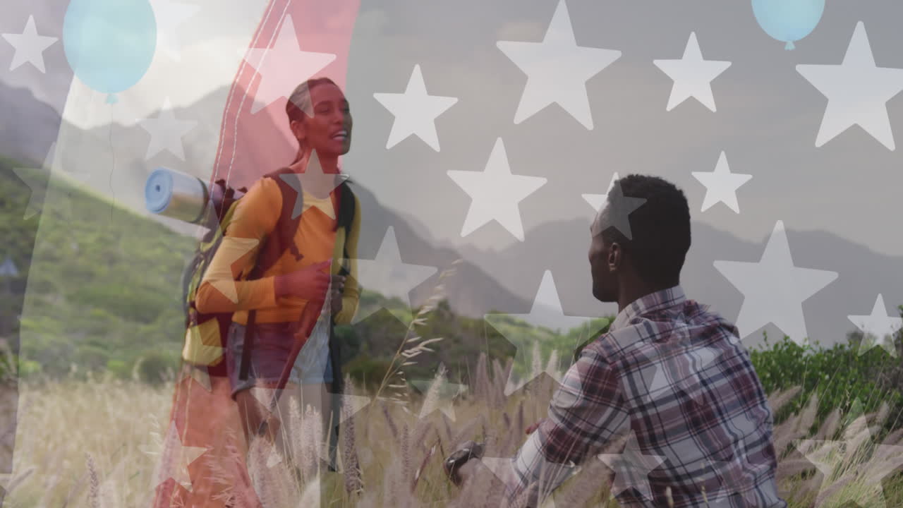 animación de la bandera estadounidense sobre una pareja diversa sonriente caminando en las montañas
