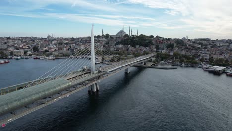 la mezquita de suleymaniye y el puente del metro video de drone de estambul, turquía
