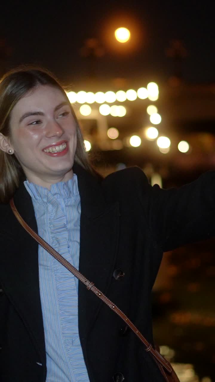 una pareja disfrutando de una noche fuera.