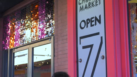 señalización de entrada al mercado de chelsea en la ciudad de nueva york, estados unidos