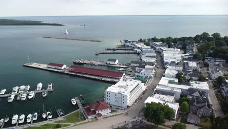 Luftaufstieg-Auf-Dem-Mackinac-Island-Strip