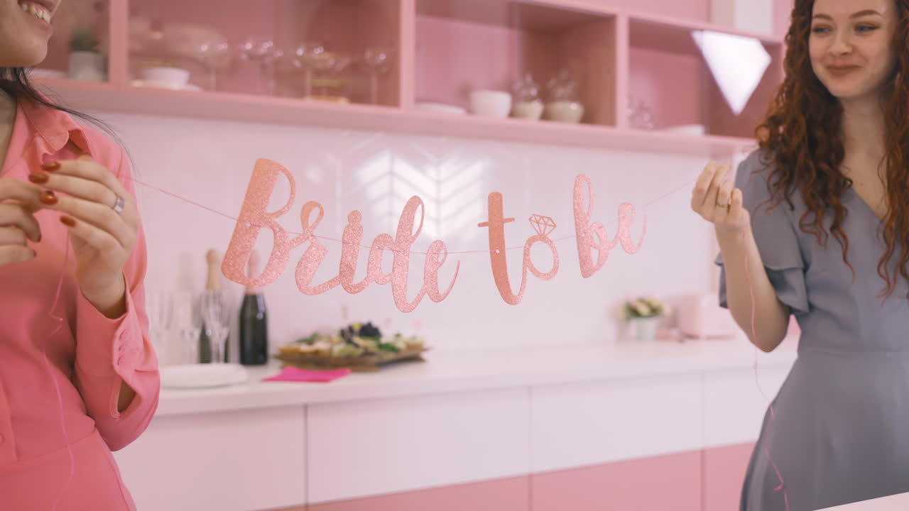 독신 파티를 축하하는 골판지 문구를 들고 머리 장식을 한 빨간 머리 소녀와 소녀의 모습