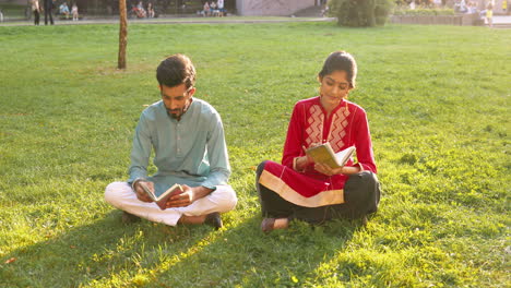 pareja india leyendo en un parque