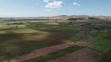 la sombra de las nubes se mueve rápidamente a través de la agricultura abierta campos de hierba verde en lemnos