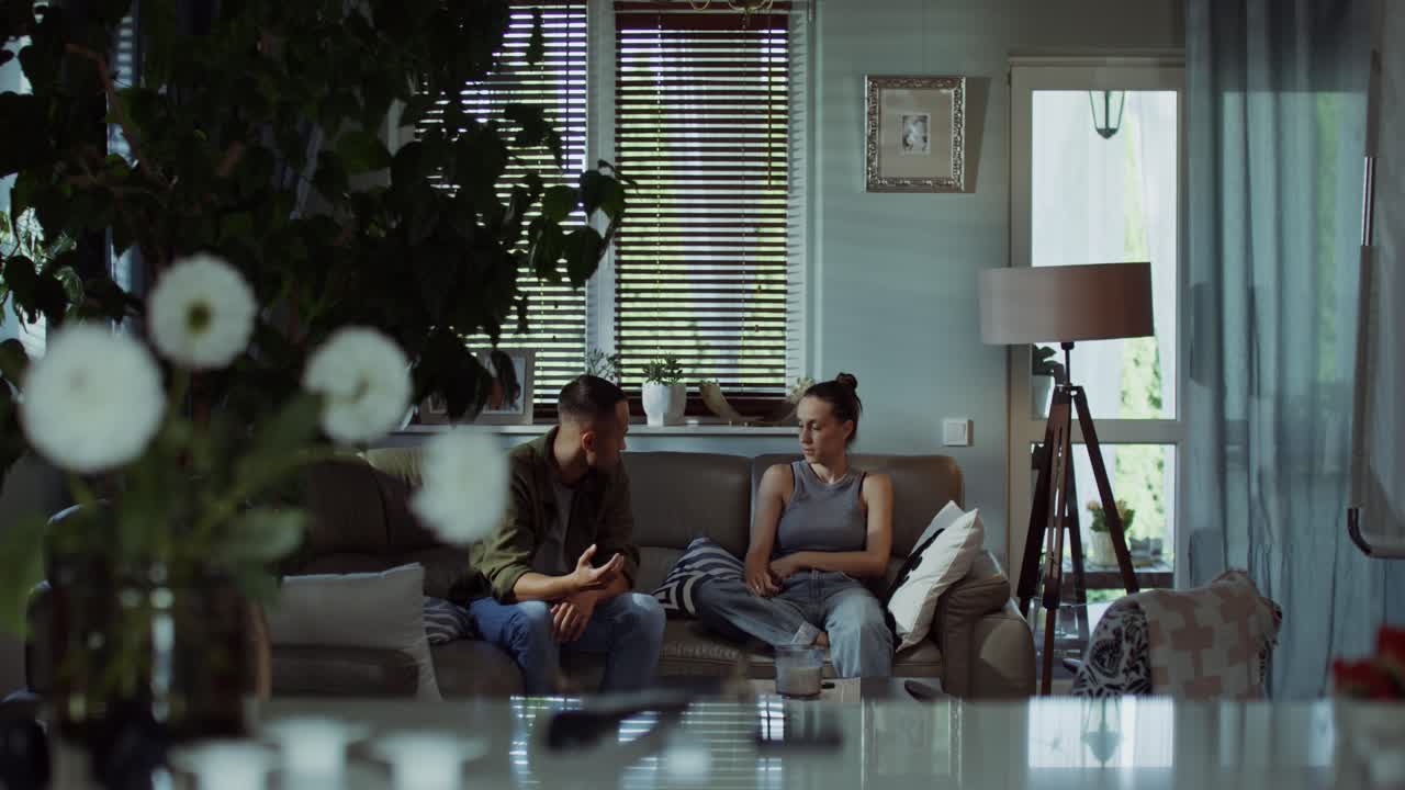 커플 이 거실 에서 대화 를 하고 있다