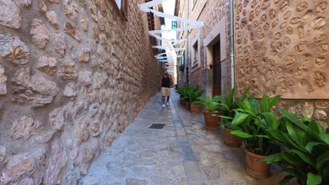 Observando-El-Pueblo-Mallorquín-De-Fornalutx.