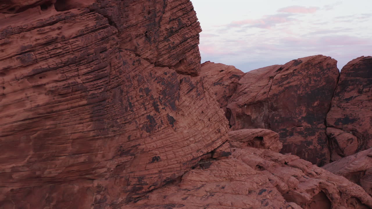 Ripresa cinematografica con drone che rivela le arenarie rosse in Nevada, USA