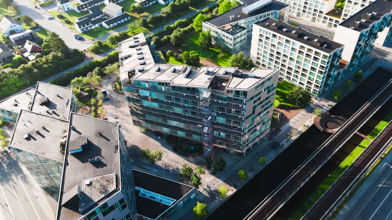 Vista aérea de ângulo alto da linha de metrô Orestad e edifícios próximos, Copenhague.