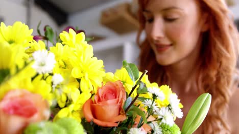 florista hembra que huele a flor