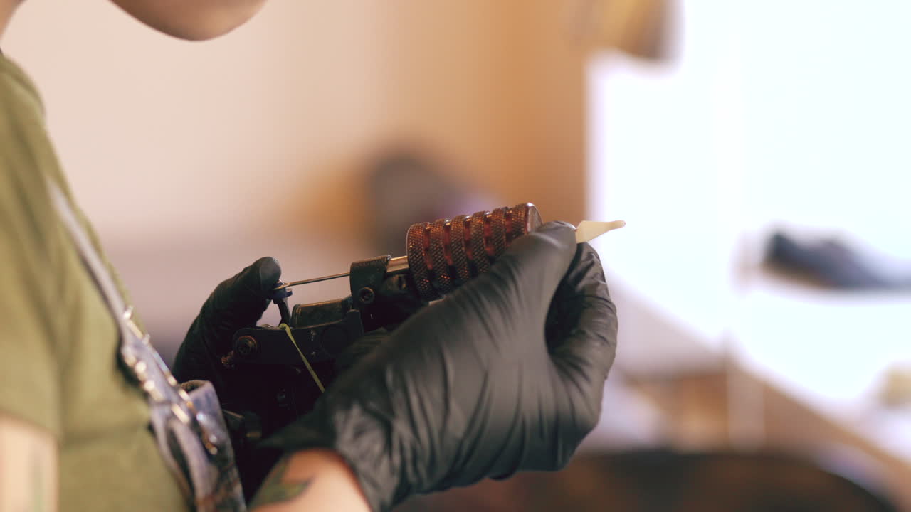 L'artista del tatuaggio al lavoro