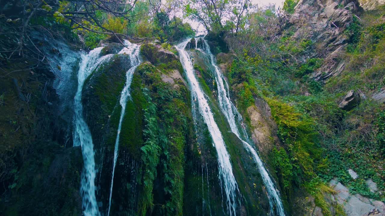 Magnifica cascata in cima alle montagne dell'Atlante algerino.