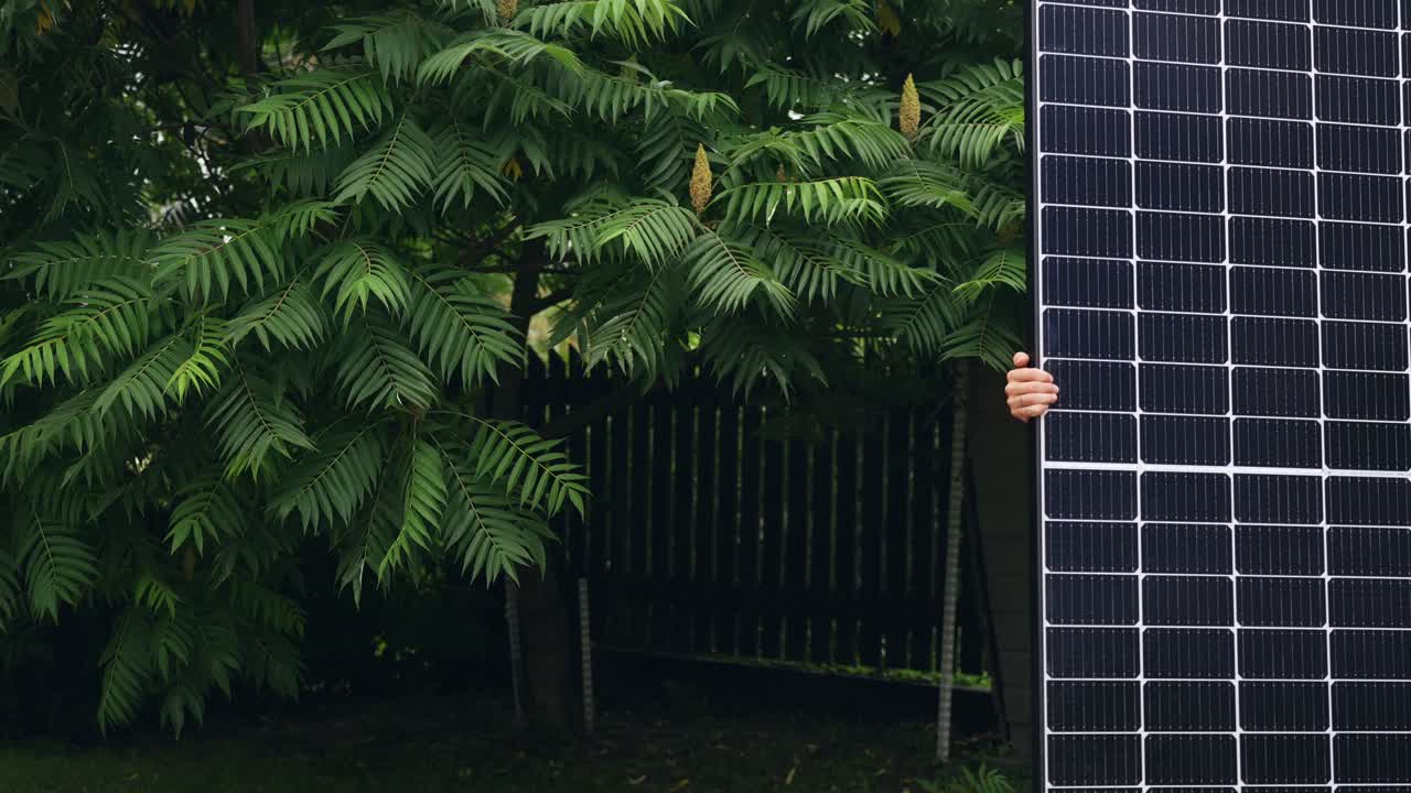 paneles solares asequibles para energía renovable en casa, persona que lleva el panel a través del marco