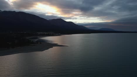 Silueta-Del-Lago-Kluane-Durante-La-Colorida-Puesta-De-Sol-En-Invierno,-Drone-Aéreo