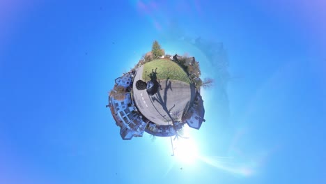 Kleiner-Winziger-Planet-360-Kleine-Weltansicht-Eines-Mannes,-Der-In-Der-Nähe-Einer-Straße-Geht,-Mit-Musikvideo-Brenneffekt-In-4K