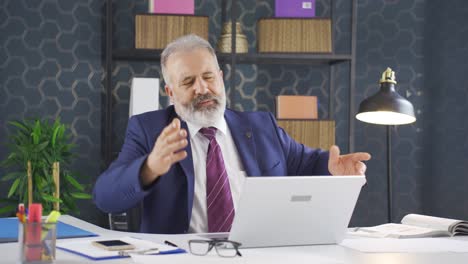 hombre de negocios aburrido y aburrido con el trabajo.