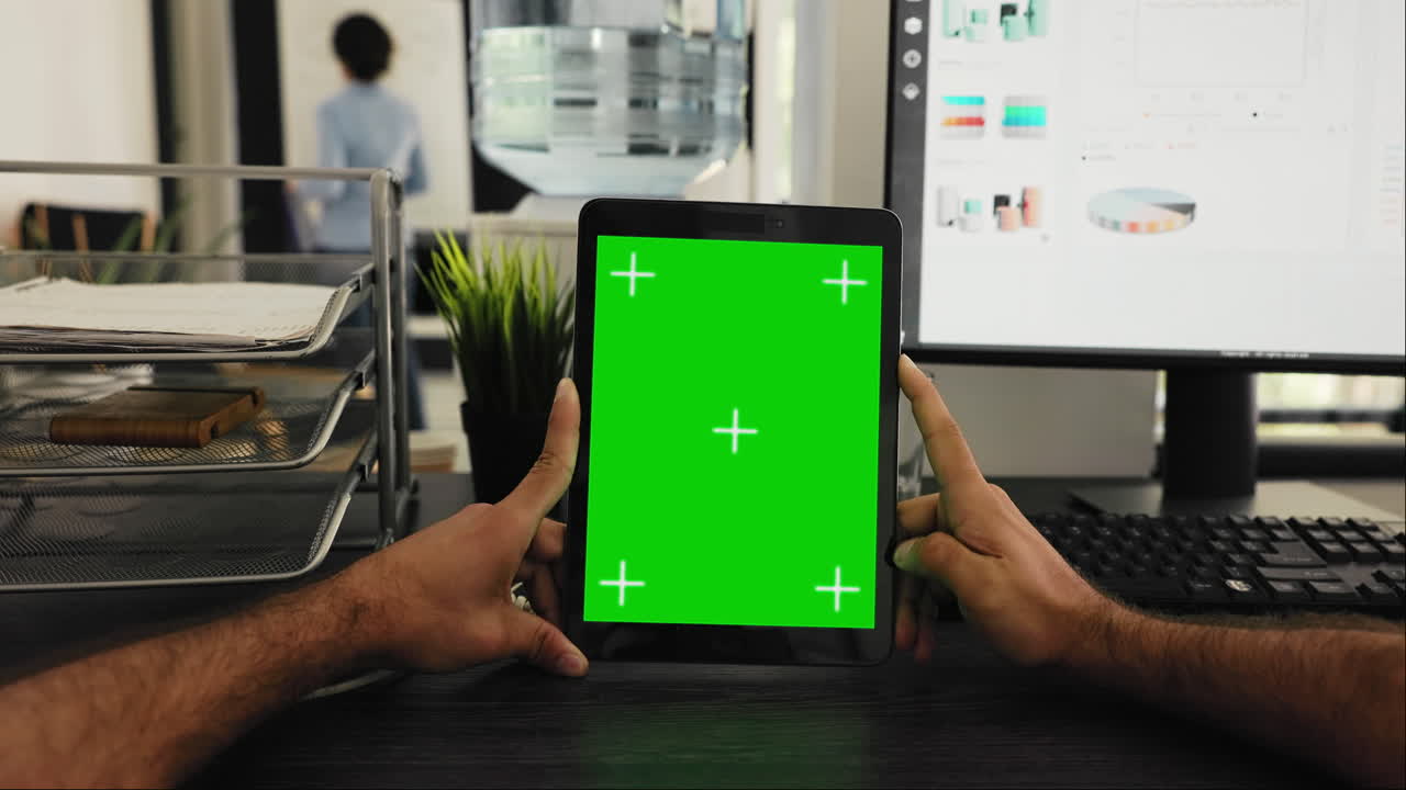 pov de un hombre de negocios con una tableta