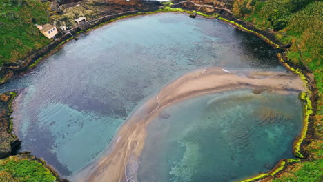 impresionante vista de la laguna del océano en un paisaje verde exuberante. increíble costa de la bahía tropical